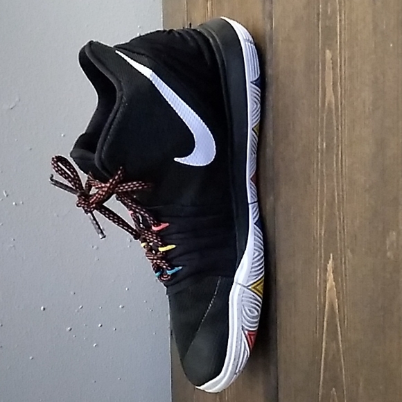 Nike Kyrie 5 Friends Edition - Picture 5 of 10